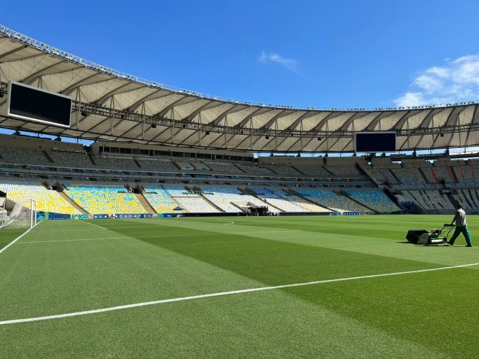 Após reunião com empresa, Tite elogia gramado do Maracanã