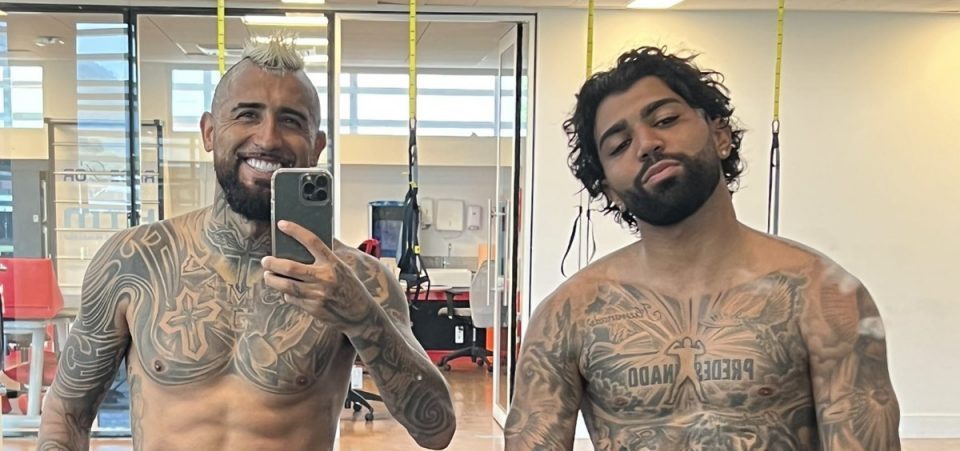 roliço após críticas gabigol aparece sem camisa em foto com vidal