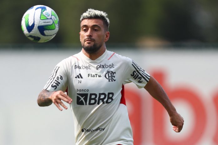 Arrascaeta é ausência pelo segundo dia consecutivo e vira dúvida para enfrentar o Corinthians