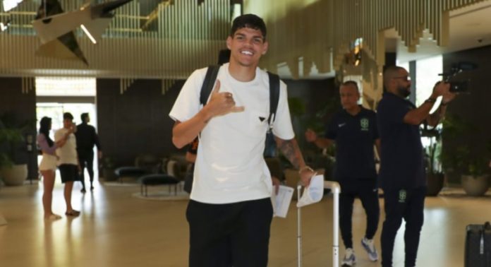 Ayrton Lucas é testado como opção em treino da Seleção