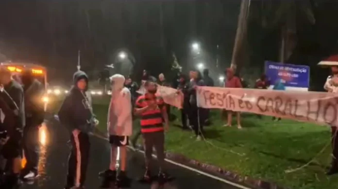 Jornalista critica protesto na festa do Gabigol: 'A maior parte deve ter trabalhado como cabo eleitoral do Braz'