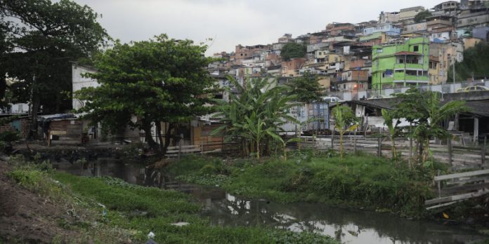 Scout do Fla visita comunidade do Complexo da Maré em busca de talentos