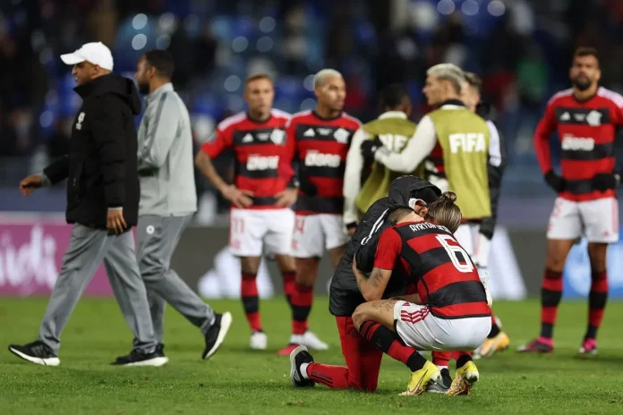 'Mais bizarro que o Sampaoli continuar até o final de semana é a temporada ridícula do clube', dispara Mauro Cezar