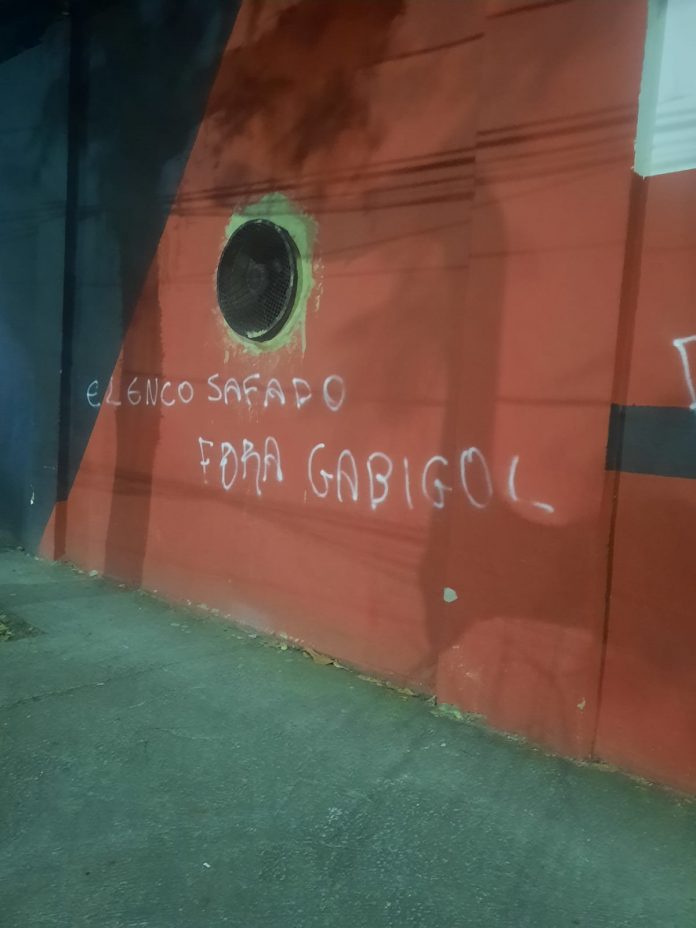 Torcedores pixam muro da Gávea e pedem saída de Gabi, Landim e Braz