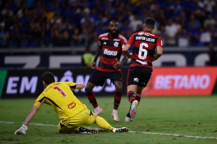 Voa, beijinho! Ayrton Lucas é o lateral da série A com mais gols em 2023