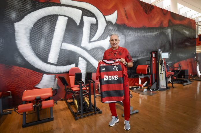 Em primeiro dia, Tite mostra humildade e faz questão de contato próximo com funcionários