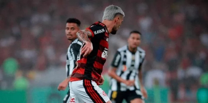 Ele gosta! Arrascaeta tem excelentes números contra o Atlético-MG