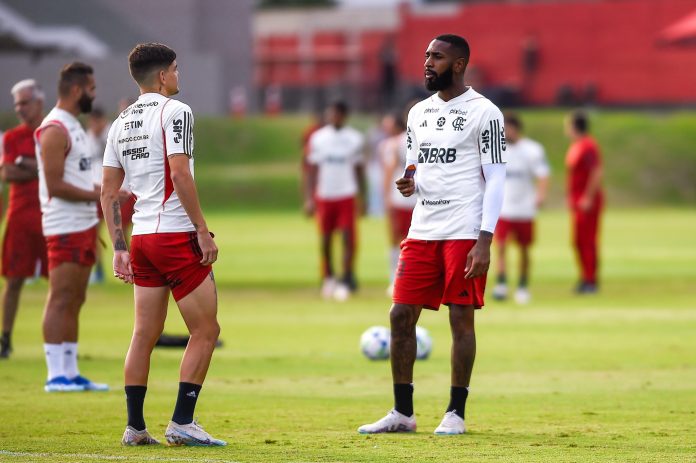 Bruxa à solta! Meia do Flamengo, Gerson é internado após sentir dores abdominais