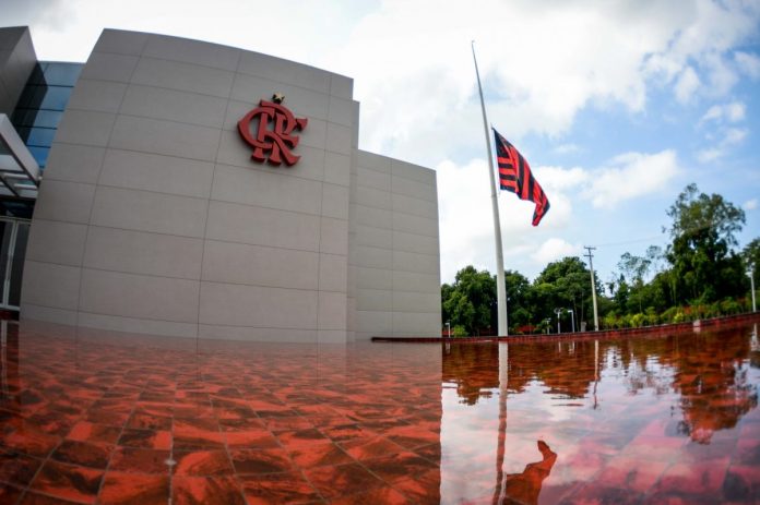 Oficial! Contrato de meia com o Flamengo aparece no BID