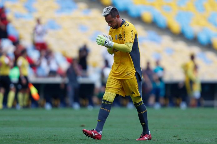 Diego Alves marca presença no Maracanã para despedida de Filipe Luís e Rodrigo Caio; confira