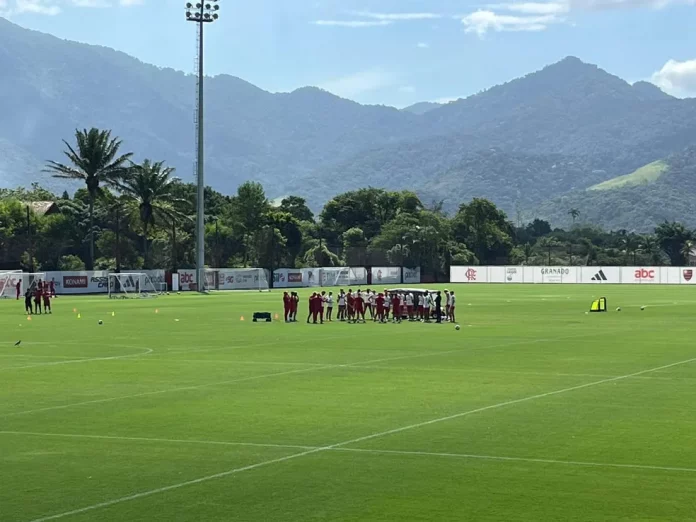 Clube europeu deseja vender jogador e Flamengo se aproxima de mais um reforço