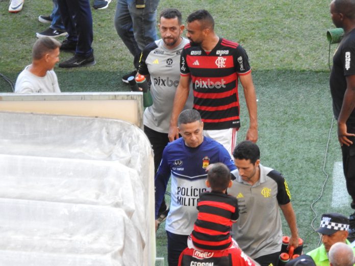 Fabrício Bruno sofre trauma na face e deixa partida contra o Madureira no intervalo