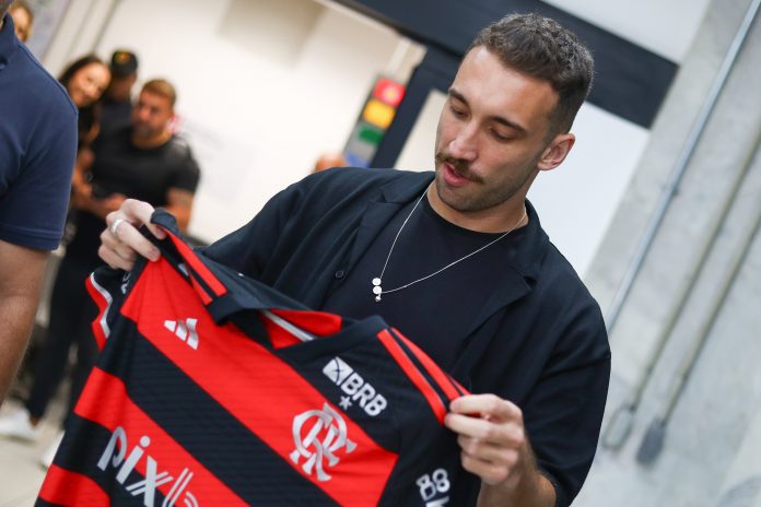 Vontade! Léo Ortiz chega no Ninho horas antes do horário de apresentação