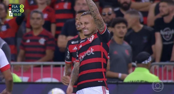 Everton Cebolinha sente incômodo no tornozelo e é substituído no primeiro tempo contra o São Paulo