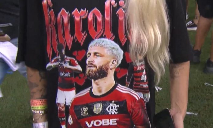 Karoline Lima, namorada de Léo Pereira pousa com camisa em homenagem ao zagueiro